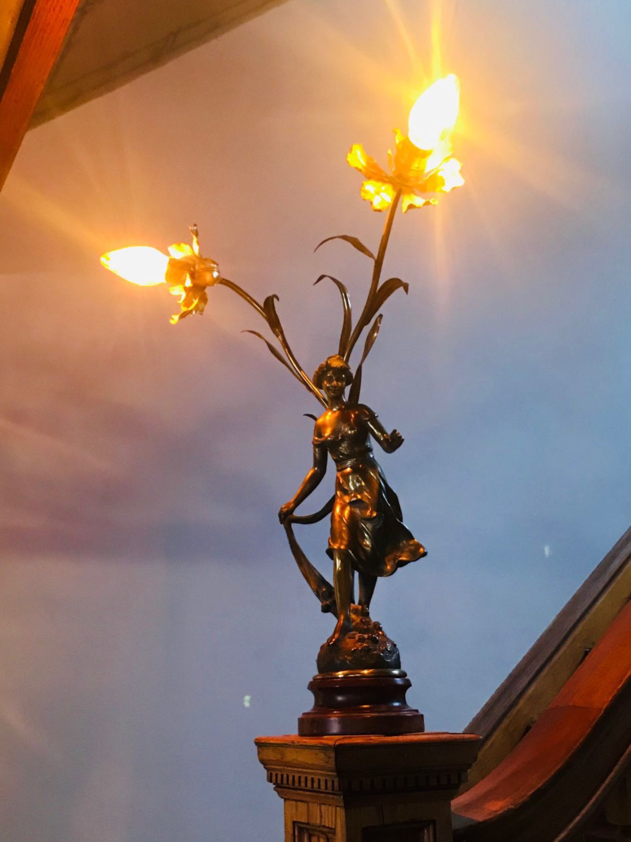 Original light fixture in Porter-Thomsen house